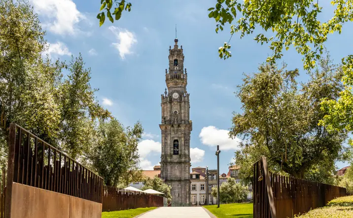 La Torre de los Clérigos, uno de los miradores más emblemáticos de Oporto.