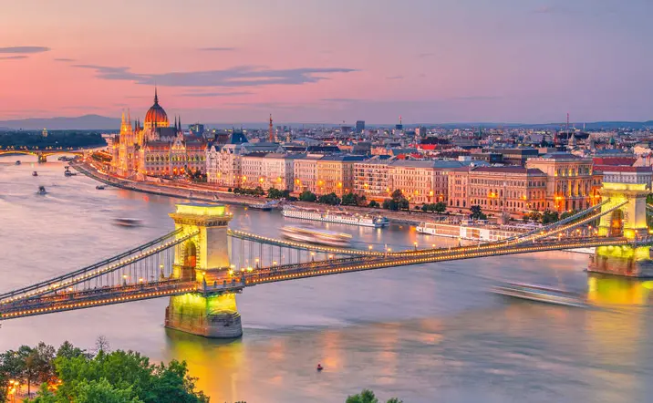 Paseo nocturno en barco por el Danubio - buendía