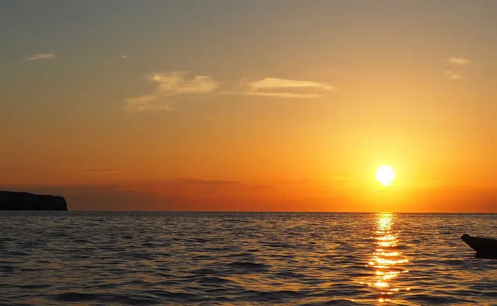 Excursión en kayak al atardecer con cava en Ibiza, saliendo de Cala Codolar.