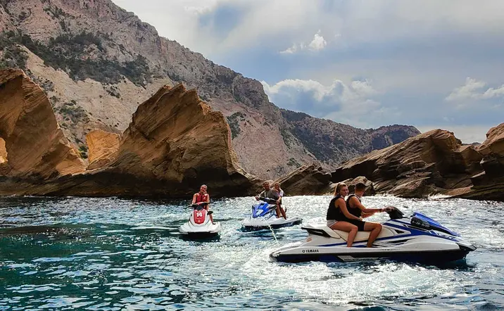 Excursión en moto de agua a Atlantis desde Sant Antonio, en Ibiza.
