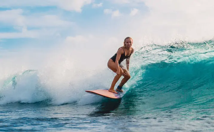 Clase grupal de surf en Llanes