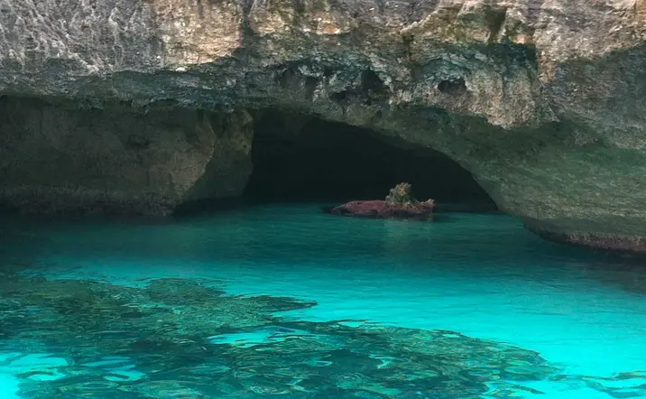 Excursión de snorkel por calas y cuevas en Formentera