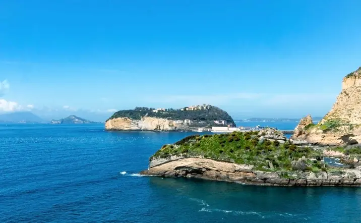 Paseo en barco desde Nápoles con aperitivo