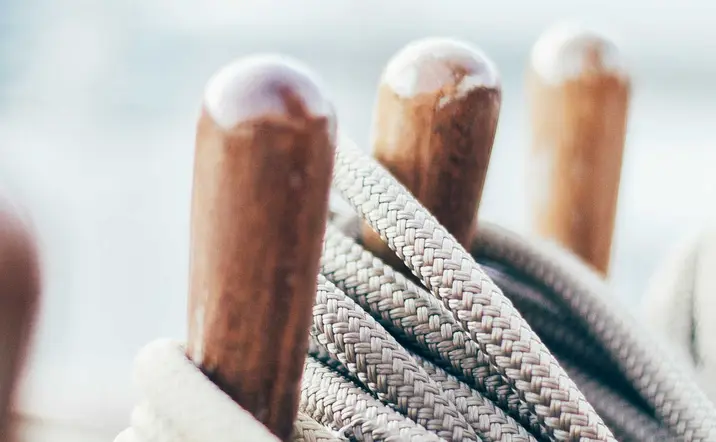 Paseo en catamarán con comida