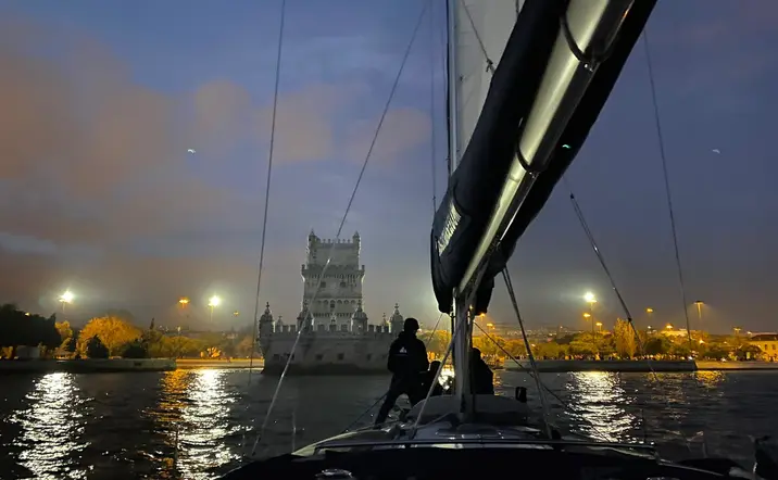Paseo en barco por el río Tajo en Lisboa con la ciudad al fondo.