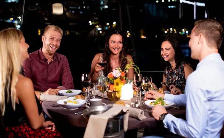Un equipo de cocineros profesionales serán los encargados de preparar un excepcional menú de tres tiempos, con platos de la gastronomía francesa.