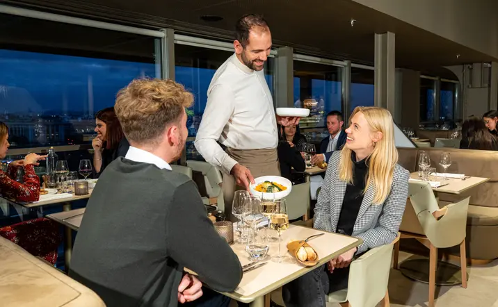 Déjate sorprender por las propuestas culinarias de un chef de renombre cenando en Madame Brasserie, el restaurante de la Torre Eiffel de París.