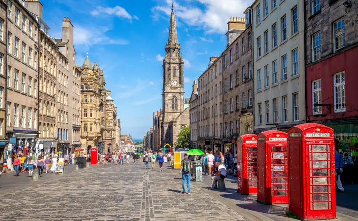 Royal Mile de Edimburgo con características cabinas telefónicas rojas
