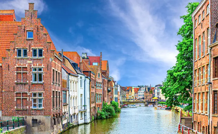 Navega por el río Leie y el canal de Lieve con este cómodo crucero.