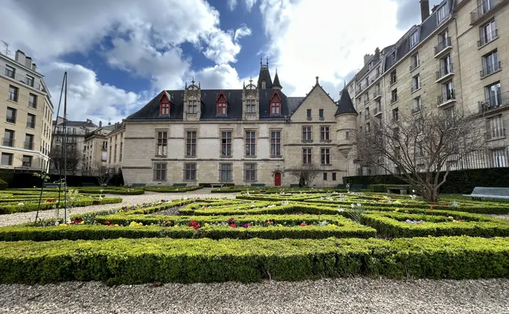 Hôtel de Sully en el Marais, París, con jardín francés y arquitectura renacentista.