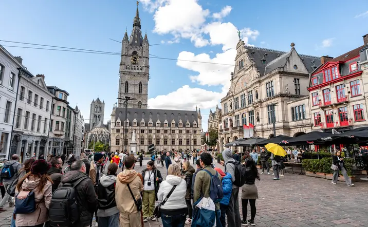 Pasearemos por la plaza Sint-Baafsplein en Gante y en ella conoceremos la relevancia del Ayuntamiento de Gante y de Belfort.