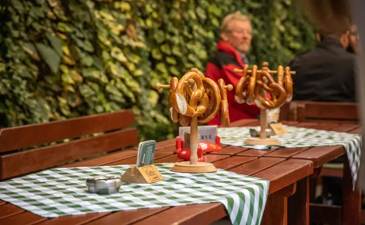 Aperitivo típico que acompaña la cerveza en Bratislava.