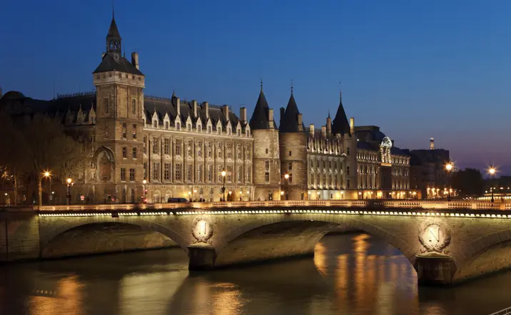 La Concergerie de París, junto al Sena, que fue una antigua prisión.