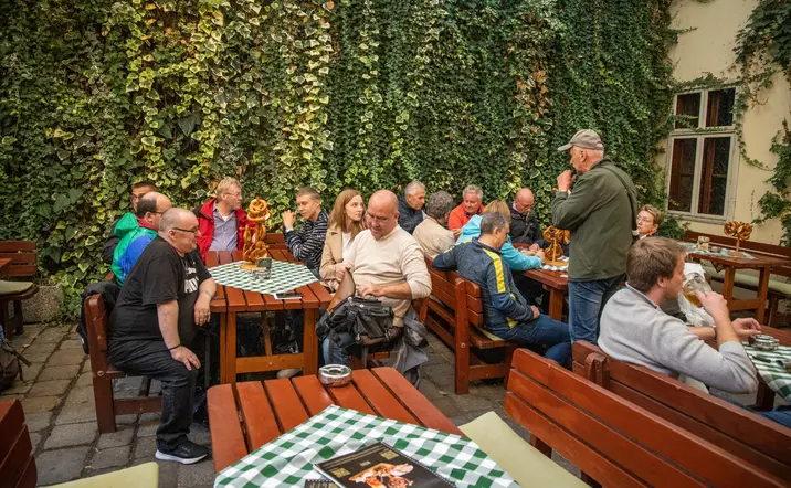 Grupo disfruta de la degustación de cerveza en Malt House en Bratislava.