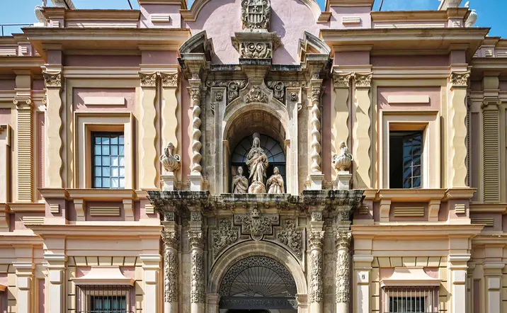 Fachada del Museo Bellas Artes de Sevilla, con una impresionante arquitectura.