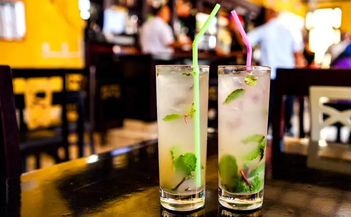 Cócteles tradicionales en un bar de La Habana