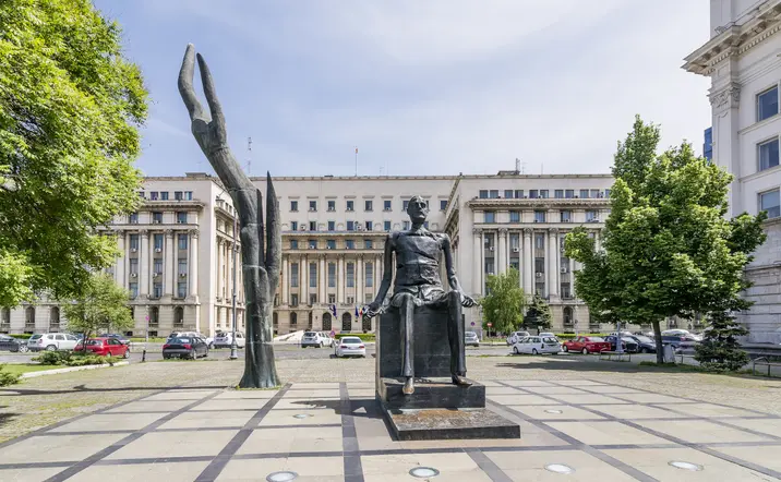 En la Plaza de la Revolución de Bucarest vivió sus últimos momentos de vida el dictador, algo que el guía cuenta durante el tour por el Bucarest comunista.