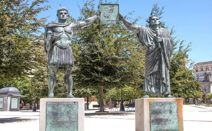 Pasearemos por las plazas más emblemáticas de la ciudad.