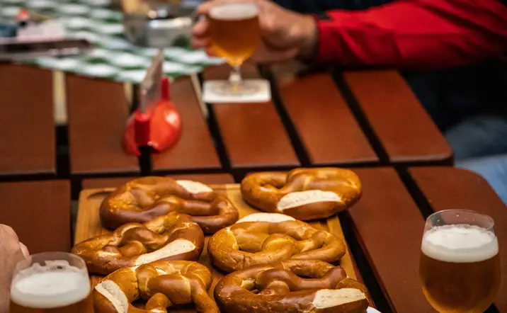 Bandeja con pretzels, que se prueban en la parada para hacer la cata de cervezas artesanales.