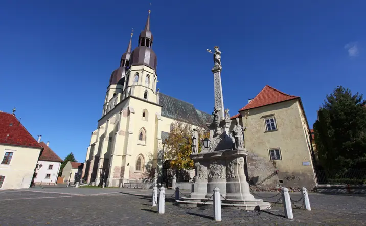 Plaza con la iglesia de San Nicolás al fondo.