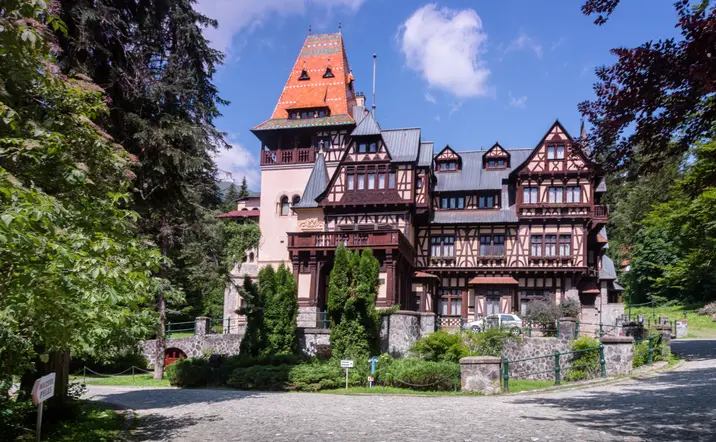 Arquitectura de estilo bávaro en el Castillo de Pelesor,parte del Castillo de Peles.