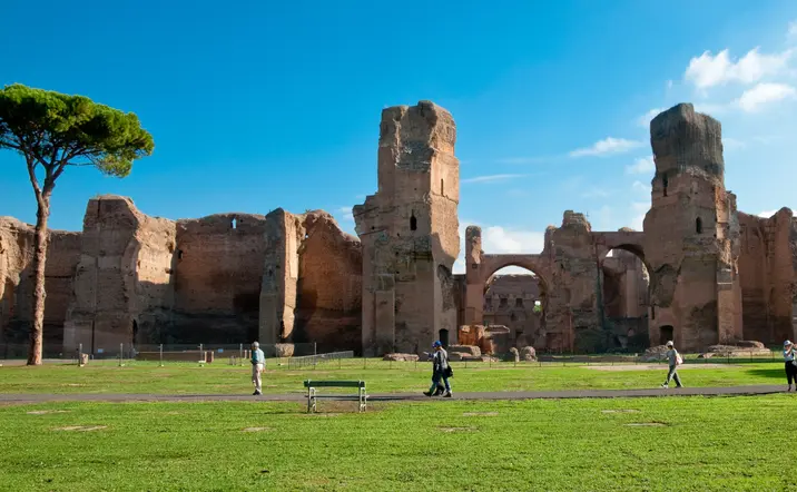 Restos de edificaciones en la Via Appia de Roma, rodeado de naturaleza.