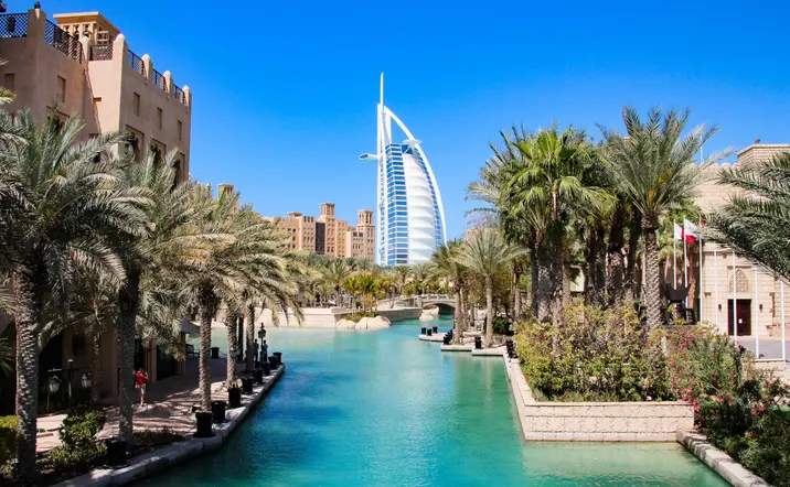 El impresionante edificio de Burj Al Arab se ha convertido en un icono de la ciudad.