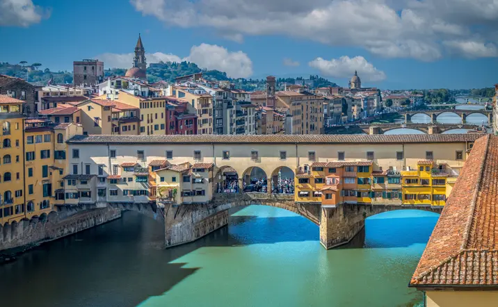 Vista panorámica de el Ponte Vecchio, repleto de comercios que vendes artesanías locales. 