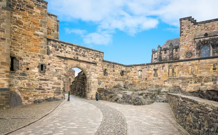 Camino de acceso al emblemático Castillo de Edimburgo.