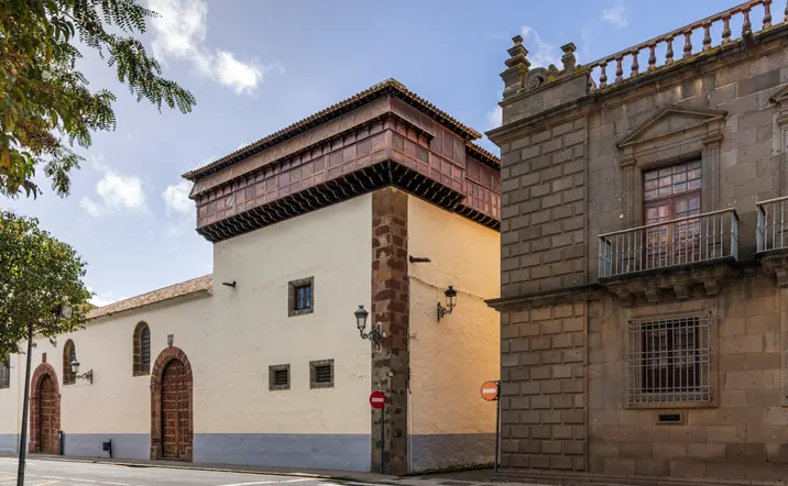 Plaza del Adelantado, con edificios históricos que esconden misterios.