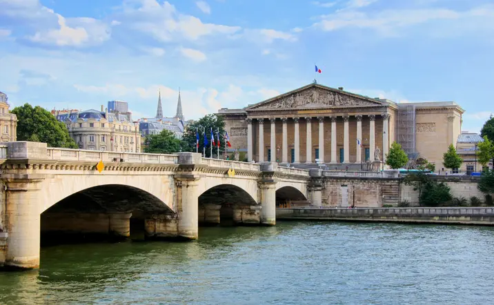 La Asamblea Nacional francesa es uno de los primeros monumentos que se ven en este recorrido a orillas del río Sena parisino.