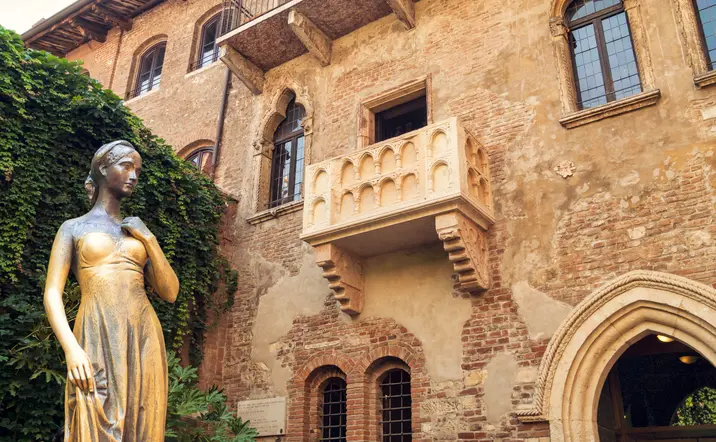 El icónico balcón de Julieta, una de las localizaciones más emblemáticas de Verona.