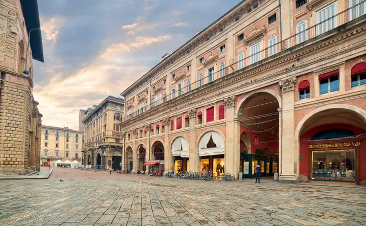 Calles y plazas de Bolonia que podrás ver desde el autobús de la línea roja que recorre Bolonia.