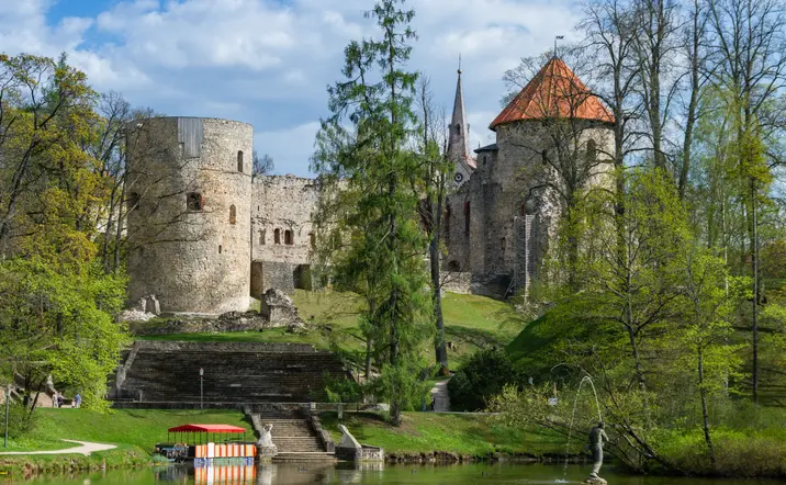 Castillo medieval de Cesis, lugar donde el guía de habla inglesa explicará su historia.