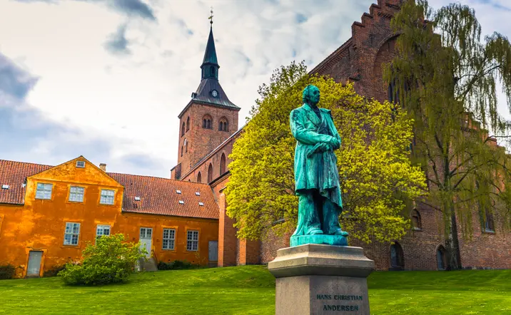Catedral de San Canuto con la escultura en homenaje a H. C. Andersen.