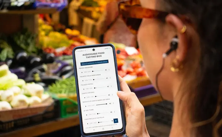 Audioguía interactiva que te explica los lugares visitados en este tour gastronómico por libre en Bolonia.