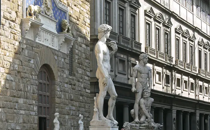 Esculturas que se encuentran en la entrada a la Galería Uffizi de Florencia.