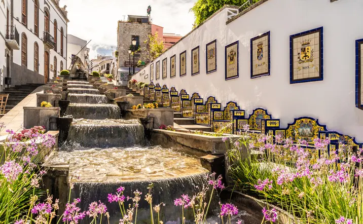 Firgas y su casco histórico, con el monumento Paseo de Canarias que rinde homenaje a las islas.