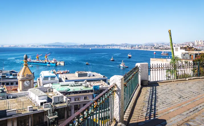 Este free tour por Valparaíso te acerca a sus paseos y miradores, así como a sus ascensores emblemáticos.