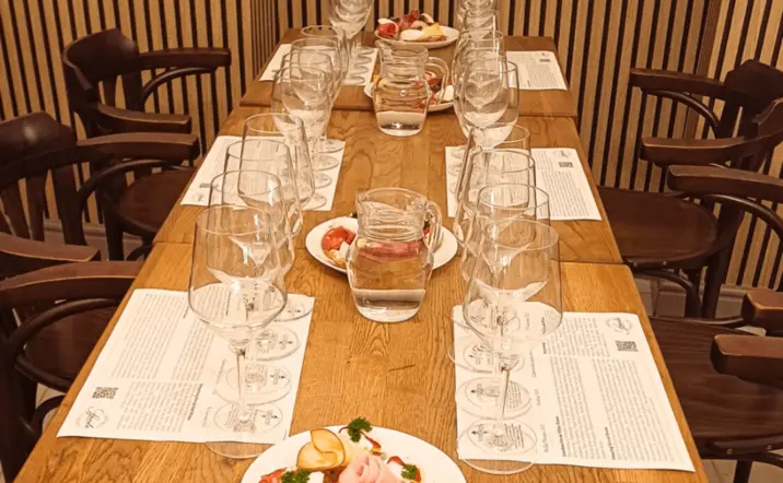 Mesa preparada para la cata de vinos en Bratislava con aperitivos.