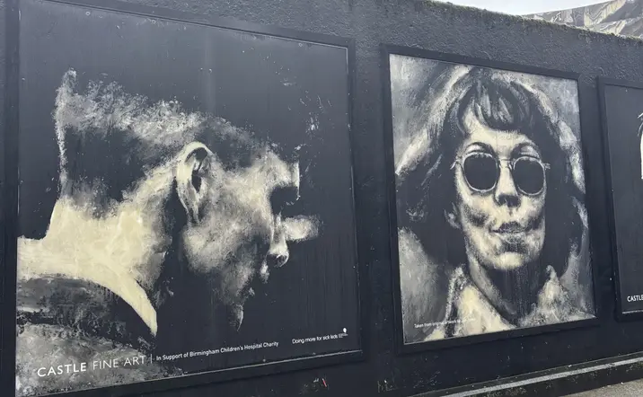 Este free tour te acerca al mural de los Peaky Blinders y otros lugares clave en su historia.