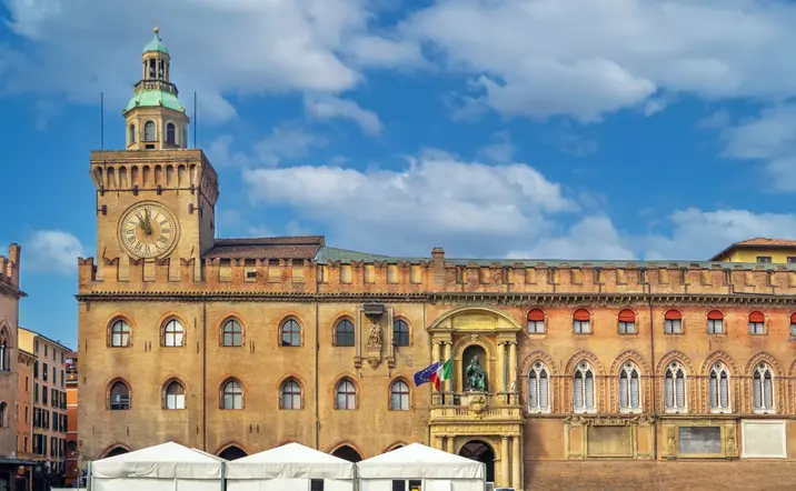 El Palacio Accursio es el edificio en el que se encuentra la emblemática torre.