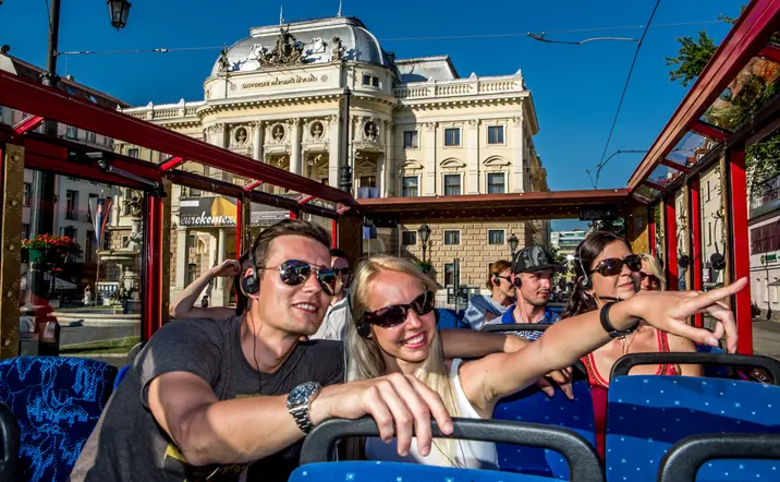 Pasajeros con los cascos puestos van escuchando las indicaciones de la audioguía.