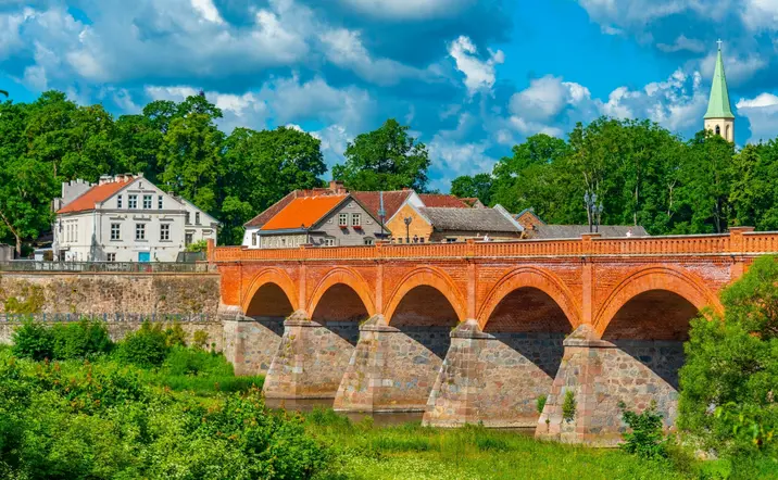 El puente de Kuldiga deja un paisaje espectacular con sus tonos vivos.