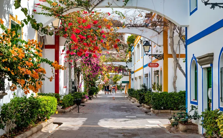 Casas adornadas con flores en una de las calles turísticas del Puerto Magán.