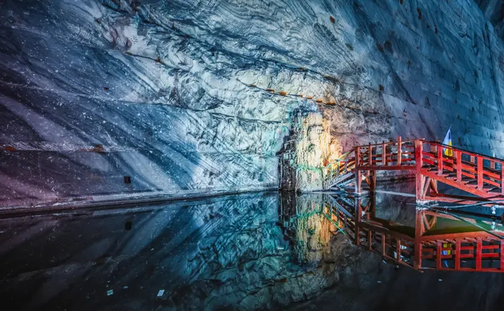 Puente sobre el agua salada de esta mina de Slanic.