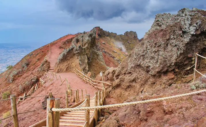 Los senderos que llevan hasta la cima del Mote Vesubio, una camita opcional de esta excursión guiada.