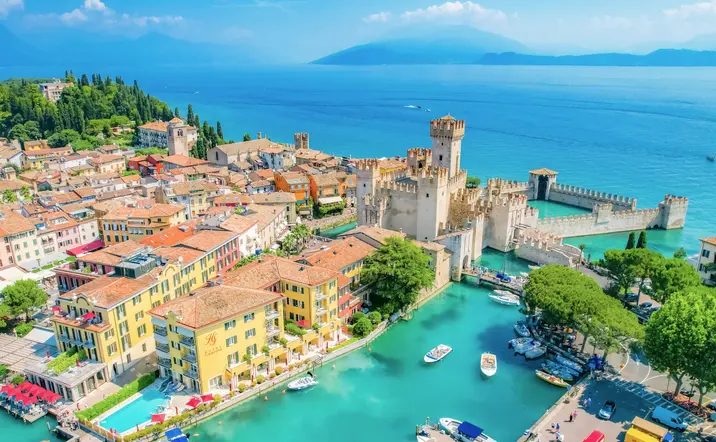 Vista aérea de la encantadora ciudad de Sirmeone, una de las más bellas del Lago Garda.