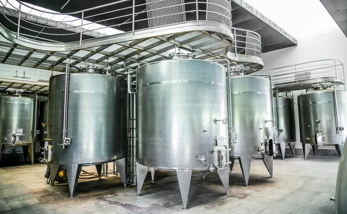 Tanques de fermentación del vino de Viña Undurraga.