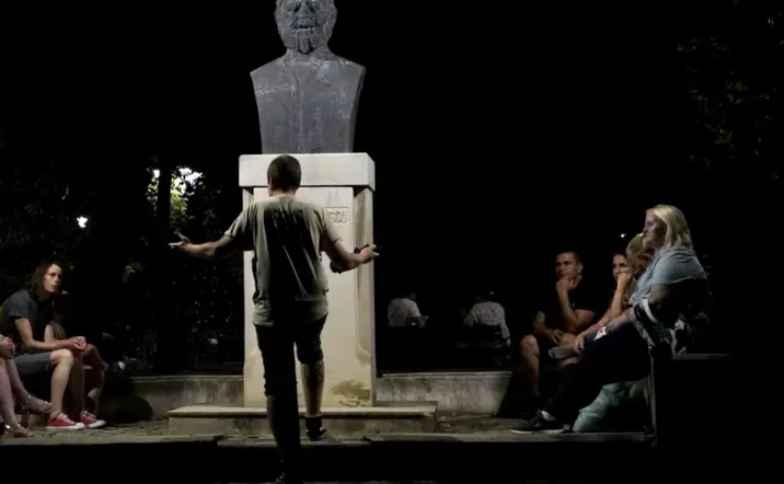 El guía explicando algunos de los enigmas que se esconden cuando cae la noche en la ciudad.